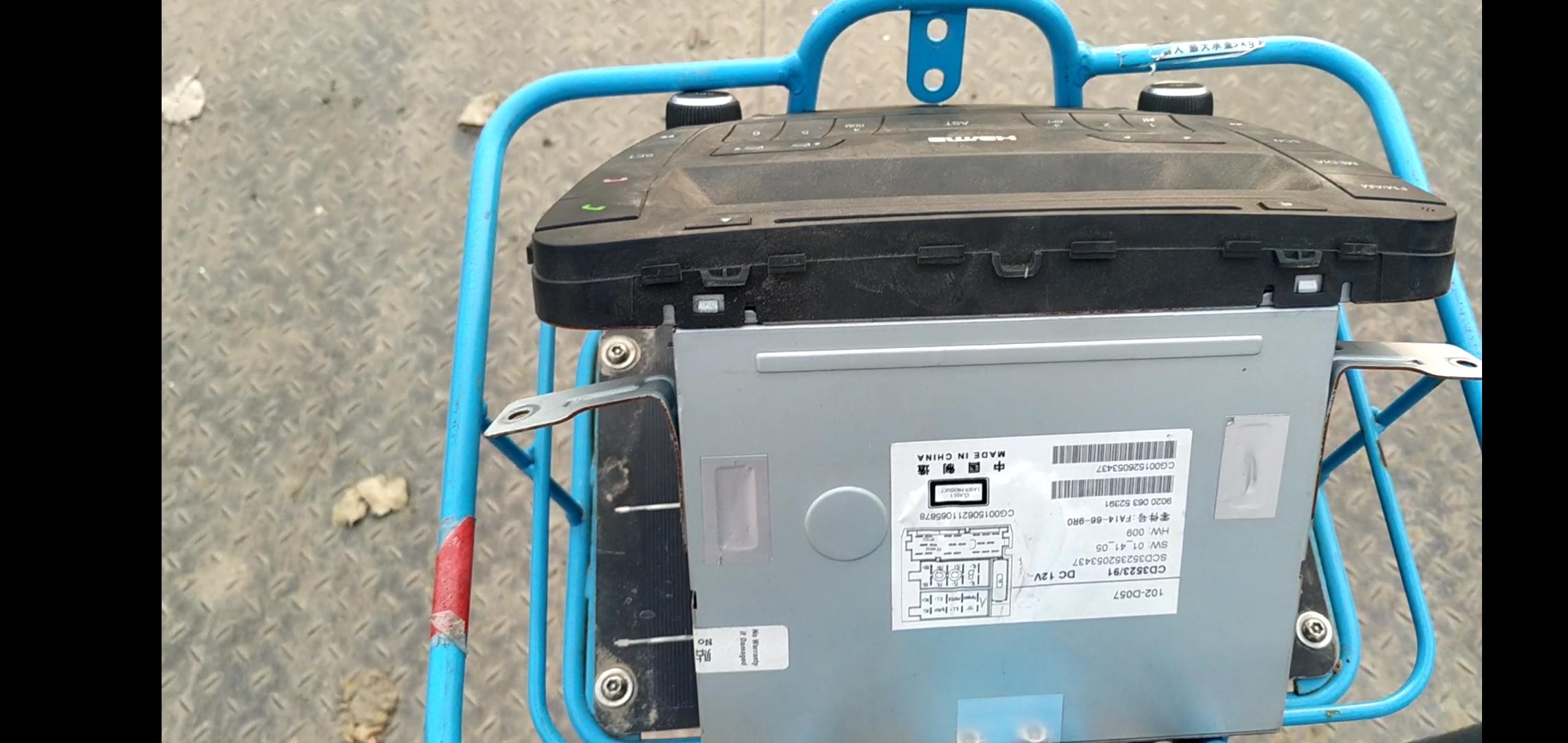 小伙捡到废旧玩具车修复,小伙500元收购报废车翻新修复