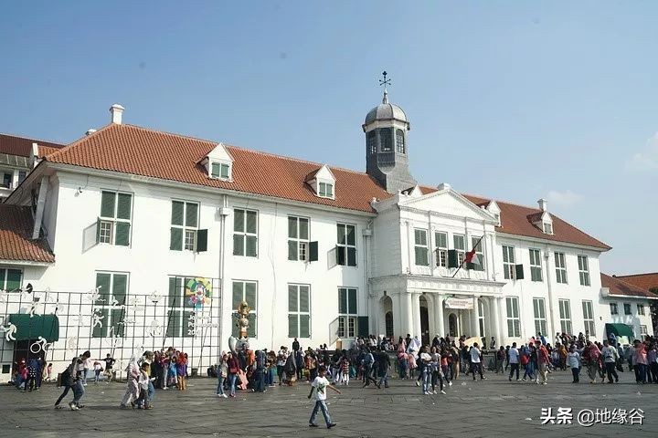 文莱是从马来西亚独立出去的吗,文莱怎么被马来西亚分成两半的