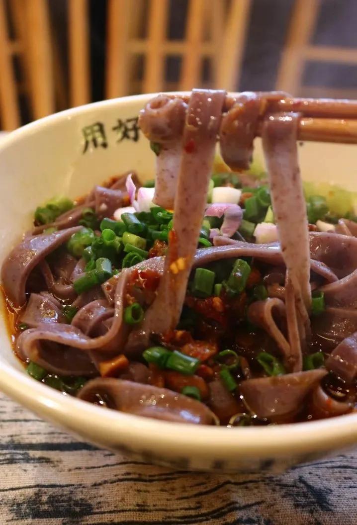 我只吃小面!打卡了这家手工粉后我真香了