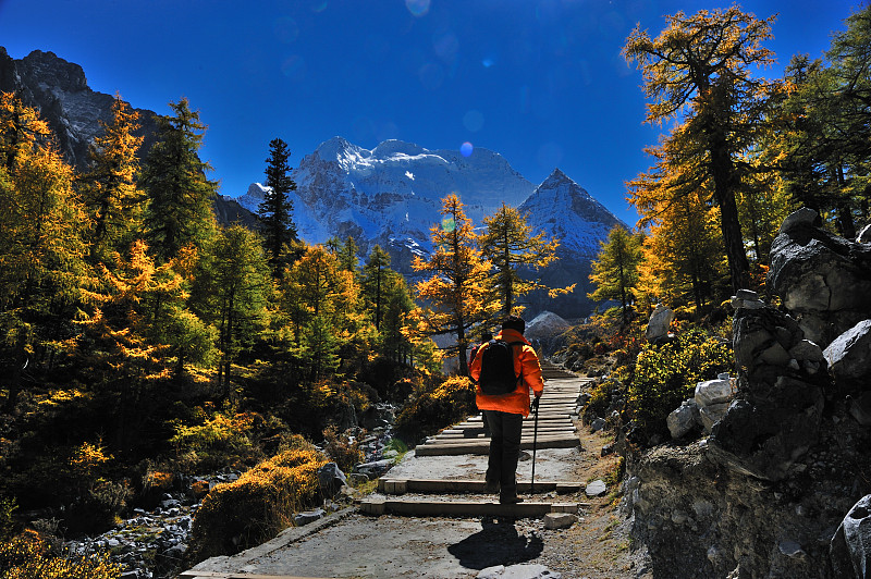 稻城亚丁顶级徒步路线,四川稻城亚丁徒步露营