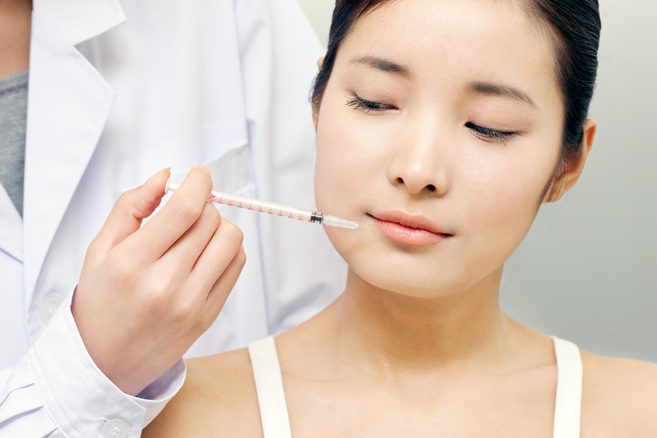 皮肤擦伤后，伤口应该怎样处理？哪些药物可防止疤痕增生？