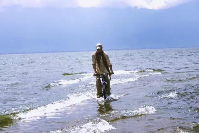 他在大理租下23个足球场大的地方，种菜、养牛、建农场日子过成诗