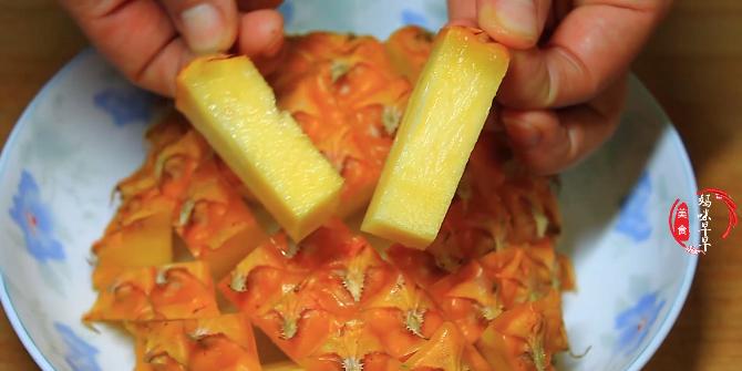 菠萝用菜刀怎么削皮简单,菜刀削菠萝的方法技巧
