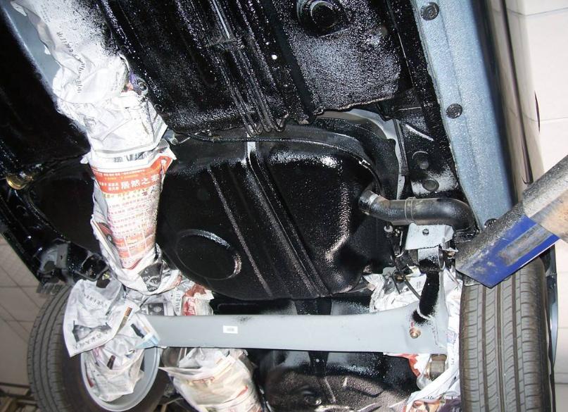 装甲漆和底盘装甲哪个实用些,喷的底盘装甲和装的底盘装甲区别