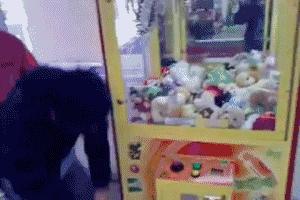 “兄弟睡觉压得胳膊都变色了，要不要叫醒他？”醒来一定很酸爽