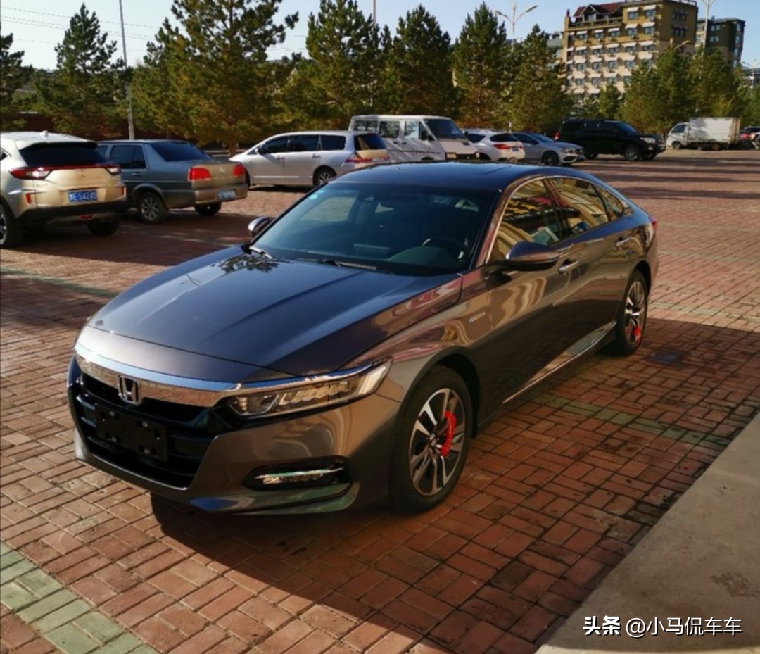 凯美瑞2.5燃油版和雅阁2.0混动指导价都是21.98万，该选谁