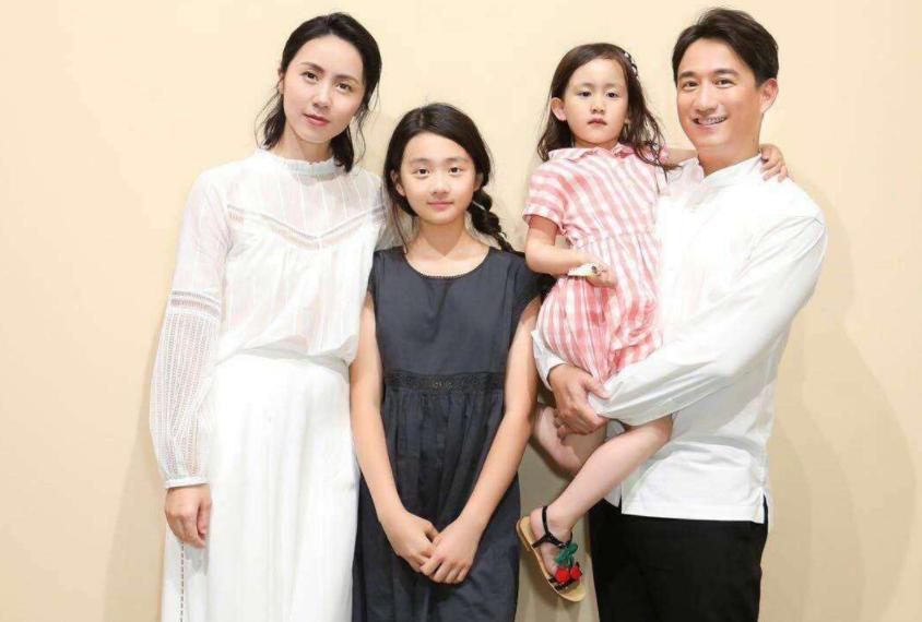 为生三胎代价大！张艺谋被罚巨款、佟大为女儿变领养、黄磊降职？