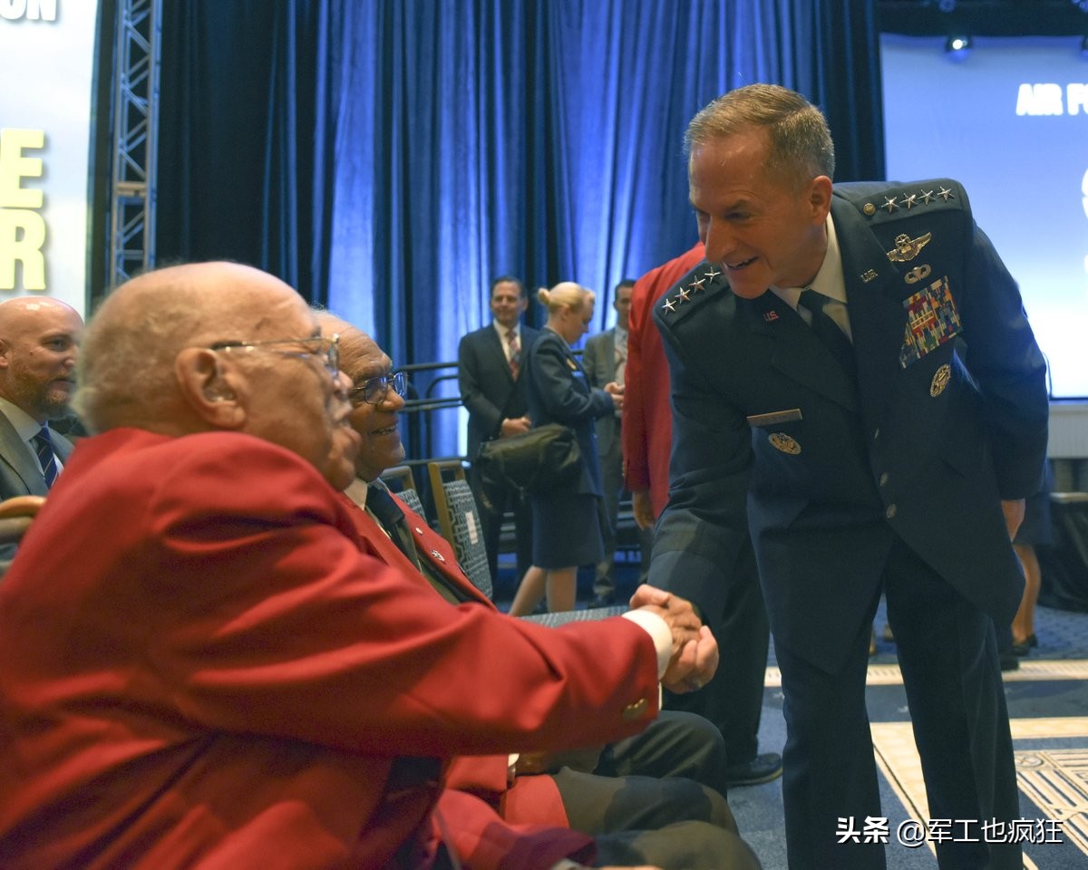 t7a红鹰教练机起飞重量,美国t-7a教练机解析