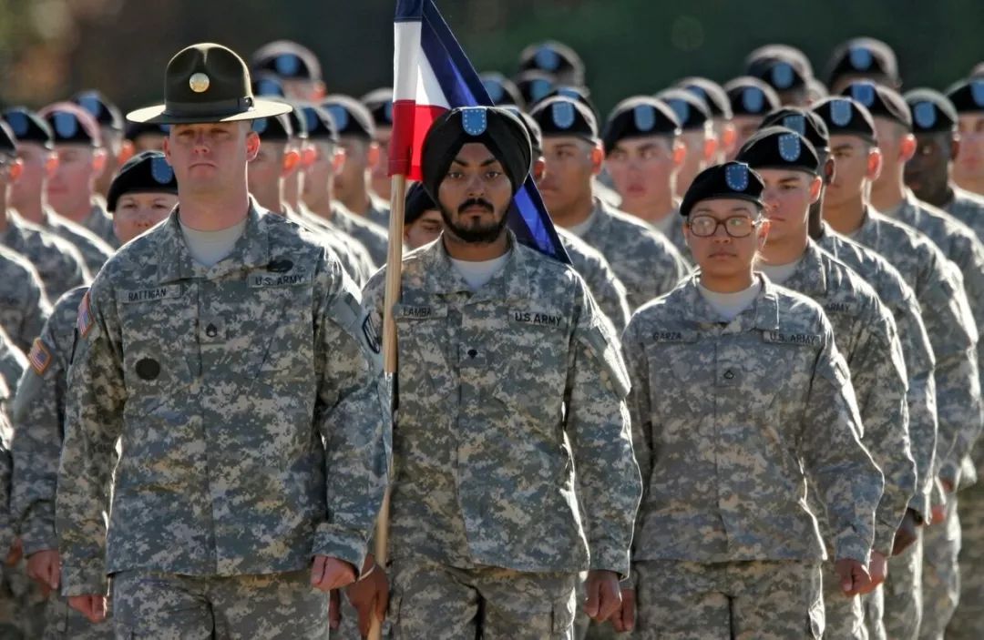 三哥为什么要斜戴帽子,三哥为什么头上裹着头巾