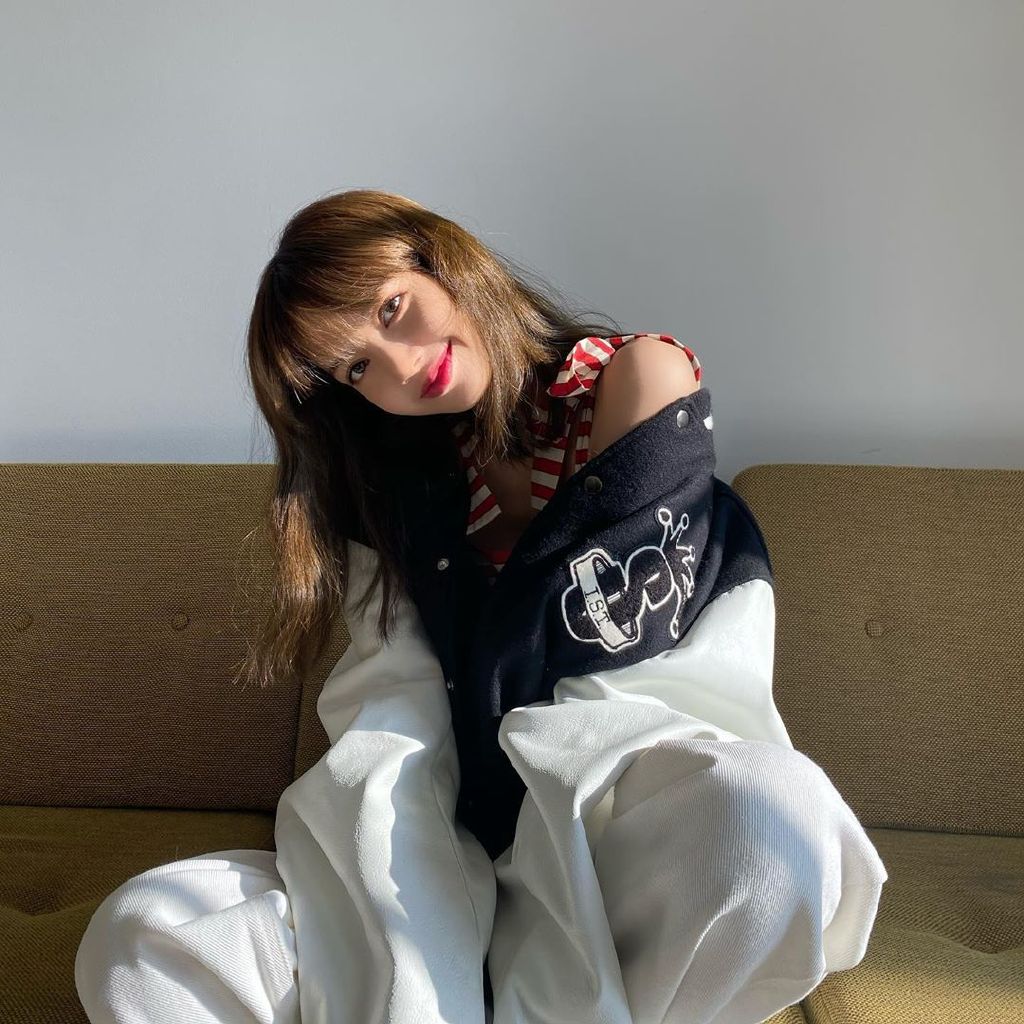 lisa晒泳装造型,2023lisa同款棒球服