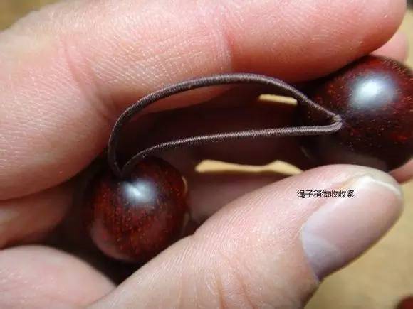 小叶紫檀单圈手串弹力绳打结方法,用弹力绳串小叶紫檀手串的教程