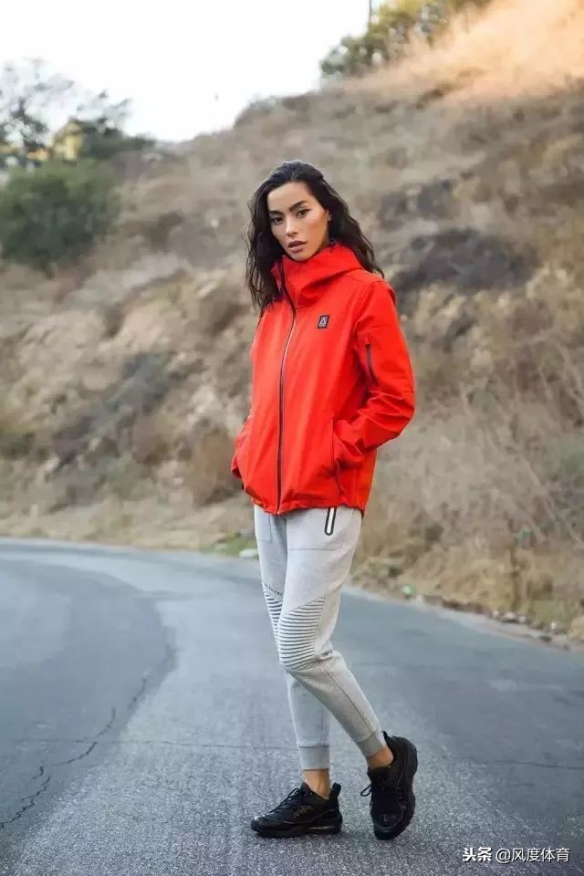 *窥偷**女神AdrianneHo的ins照片，我仿佛打开了新世界的大门……