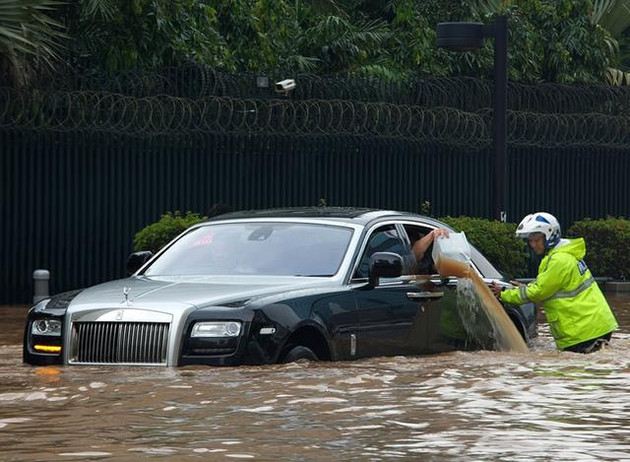 暴雨后的水淹车怎么理赔,水淹车全损保险理赔手续