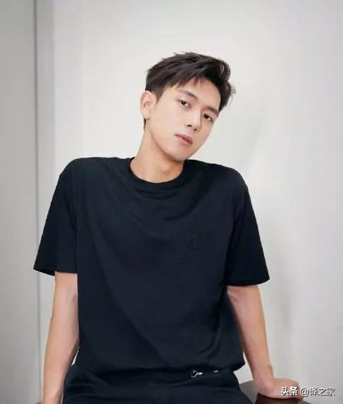 马上就要七夕了，现男友李现再传好消息！网友：人红资源多