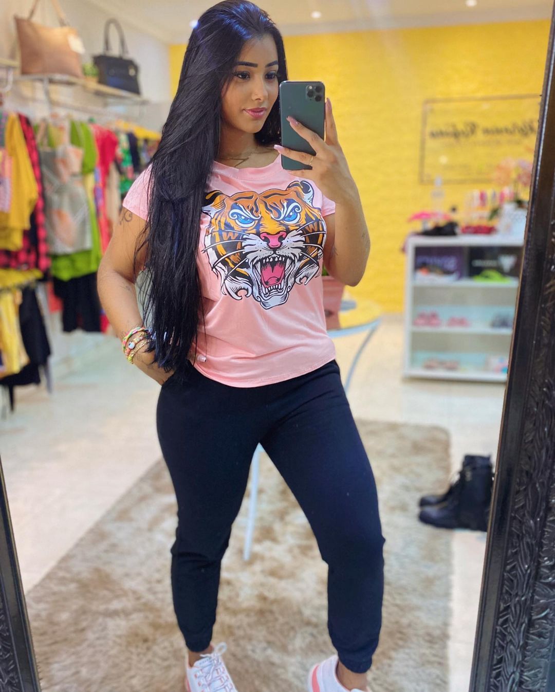 她被称为巴西的辣妹，不仅长相甜美，丰盈的体型更增添了她的魅力