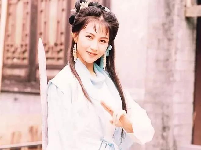 夹在贾琏和凤姐之间的人,夹在男人中间的女人