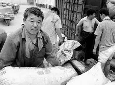 交公粮的农民老照片,农村交公粮老照片