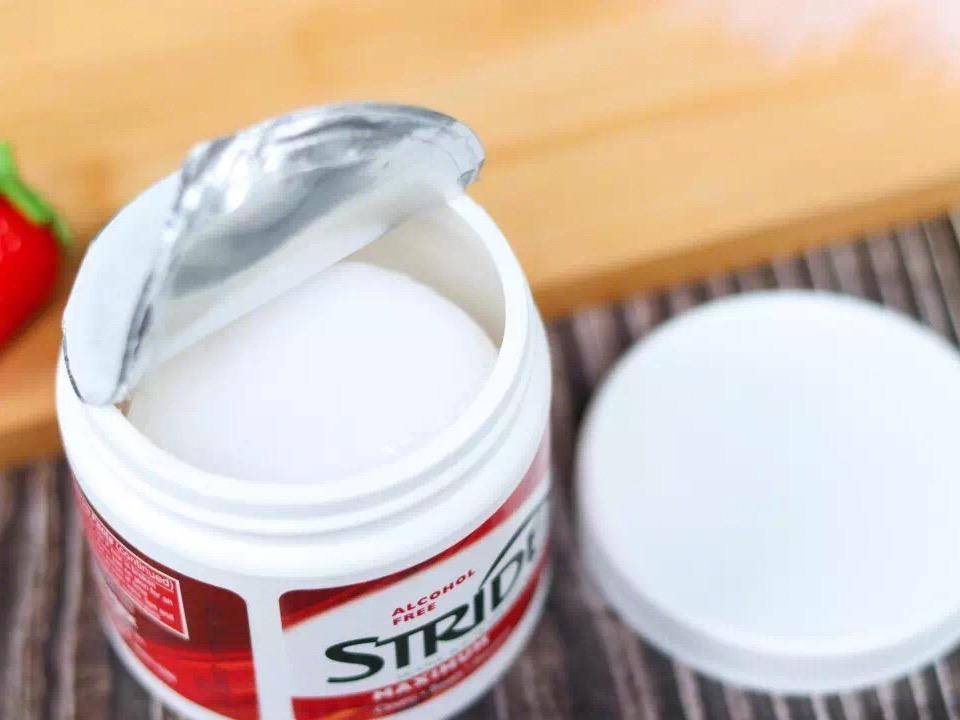 脸上有个光滑不痛不痒的小疙瘩,脸上皮肤粗糙长疙瘩是怎么回事