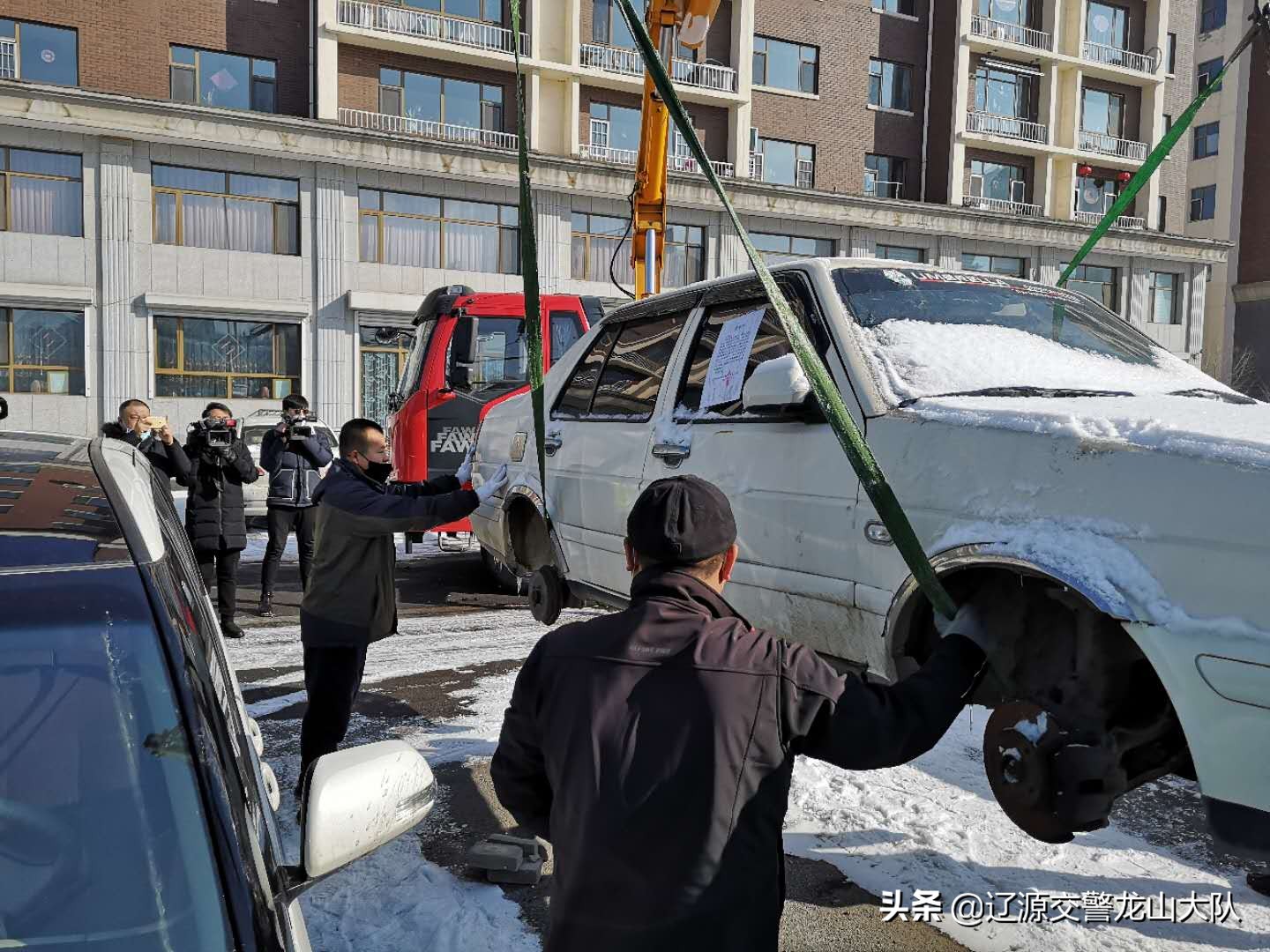 交警开展僵尸车清理工作,交警中队开展僵尸车清查