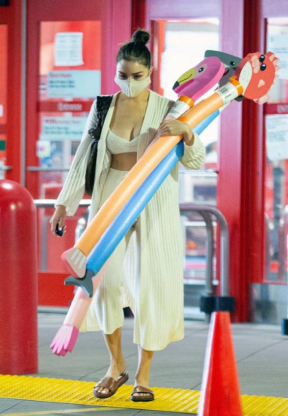 奥莉维亚·库尔普身穿长款条纹雪纺开衫,轻盈飘逸,仙气十足