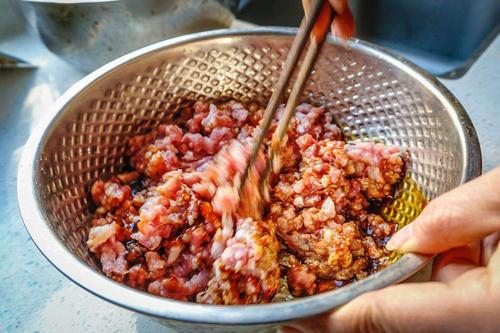 调的饺子馅发干不好吃?学会这4点小技巧,包出来的饺子香嫩多汁