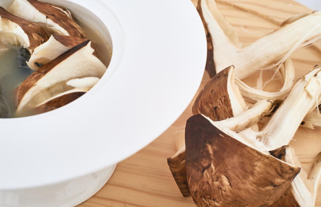 新鲜松茸怎么吃这些吃法值得一试,新鲜松茸清洗后吸水量大保存方法