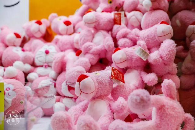 在魔都这家潮牌娃娃机店里，我竟然花了五块钱抓了个AJ