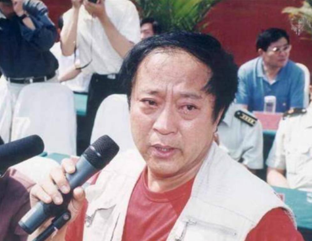 冯巩搭档牛群:被质疑贪污,64岁节目中晕倒,这些年他有多惨?