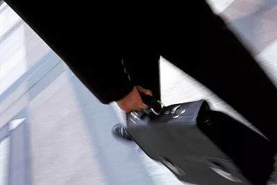 足浴店里代购*合六**彩？一包现金神奇变成了……