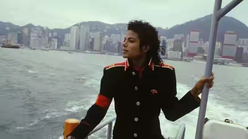 中山迈克尔杰克逊,迈克尔杰克逊跟中山老太太合影