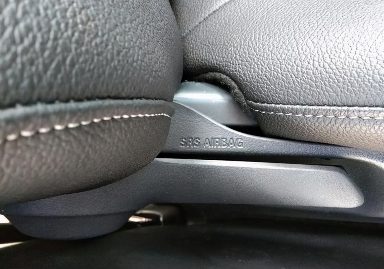 油耗4.1L/100km，车身结实还难开坏，遮风挡雨又实用，解读卡罗拉