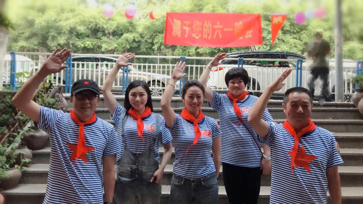 超龄儿童戴红领巾图片,戴红领巾的小朋友六一儿童节