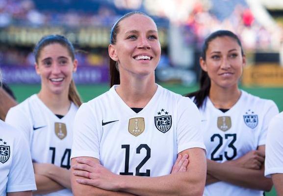 詹姆斯和萨瓦娜在科比面前秀恩爱,詹姆斯加冕历史得分王萨瓦娜镜头