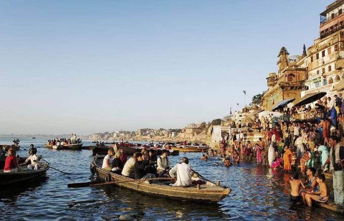 中国女游客在印度买冰棍，导游为何抢来就扔垃圾桶：真不要命了？