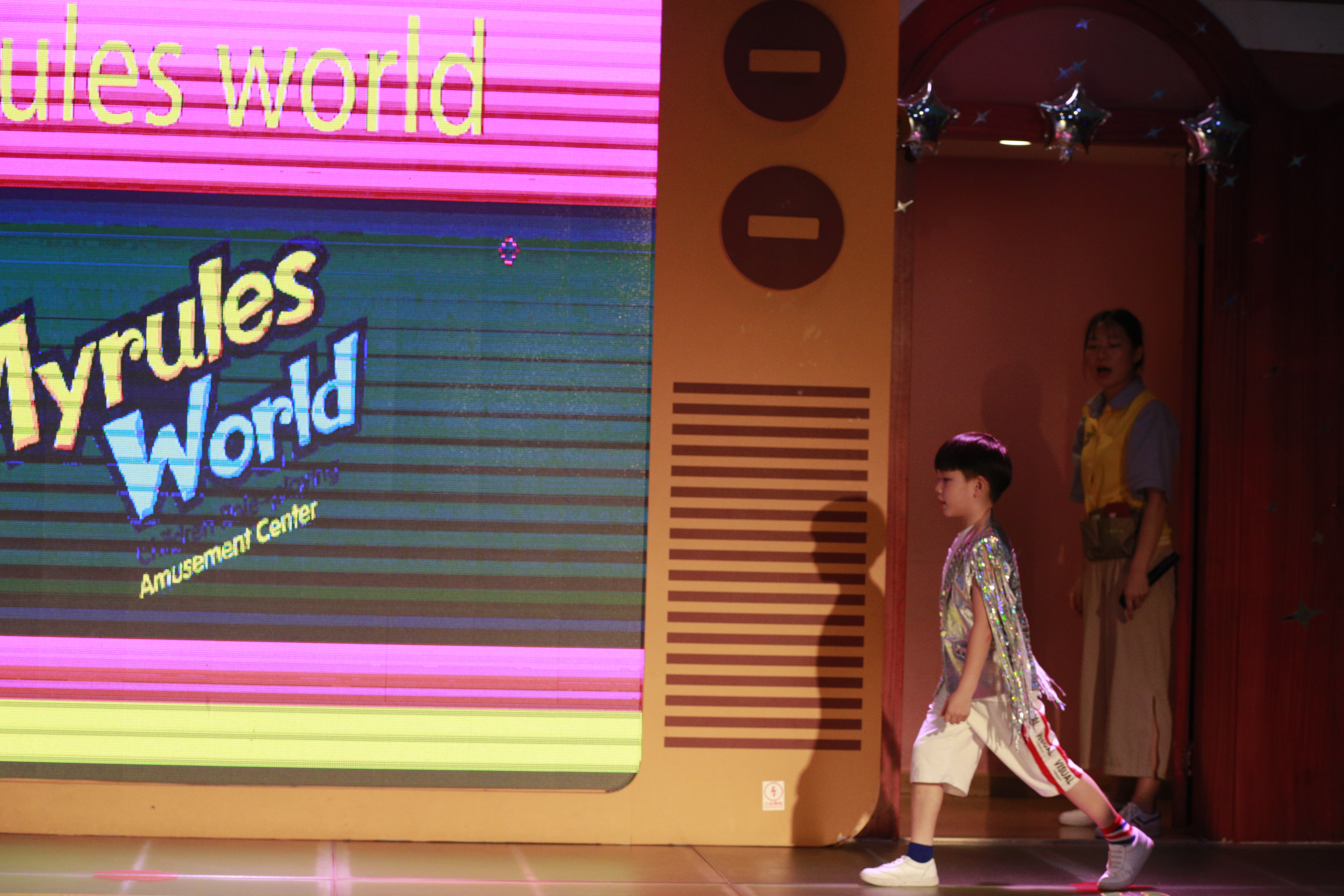 暑期狂欢--彤*妞小**第一次体验麦鲁小城，嗨翻喽