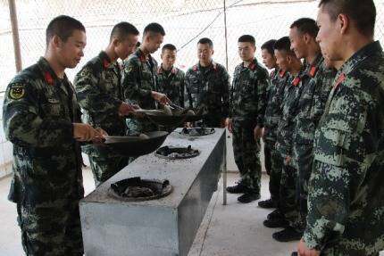 三尺灶台烹尽人生百味,三尺灶台燃战火炊事比武砺精兵