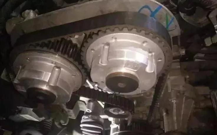 如何判断发动机皮带该更换了，很简单，女司机也可以轻易做到