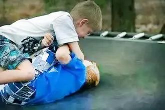 孩子在学校被同学抓伤脸留下的疤,孩子在学校脸被同学抓伤怎么处理