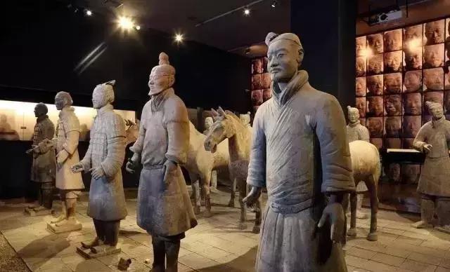 带您探索神秘大西北,一湖倒影一湖诗,半湖金色半湖