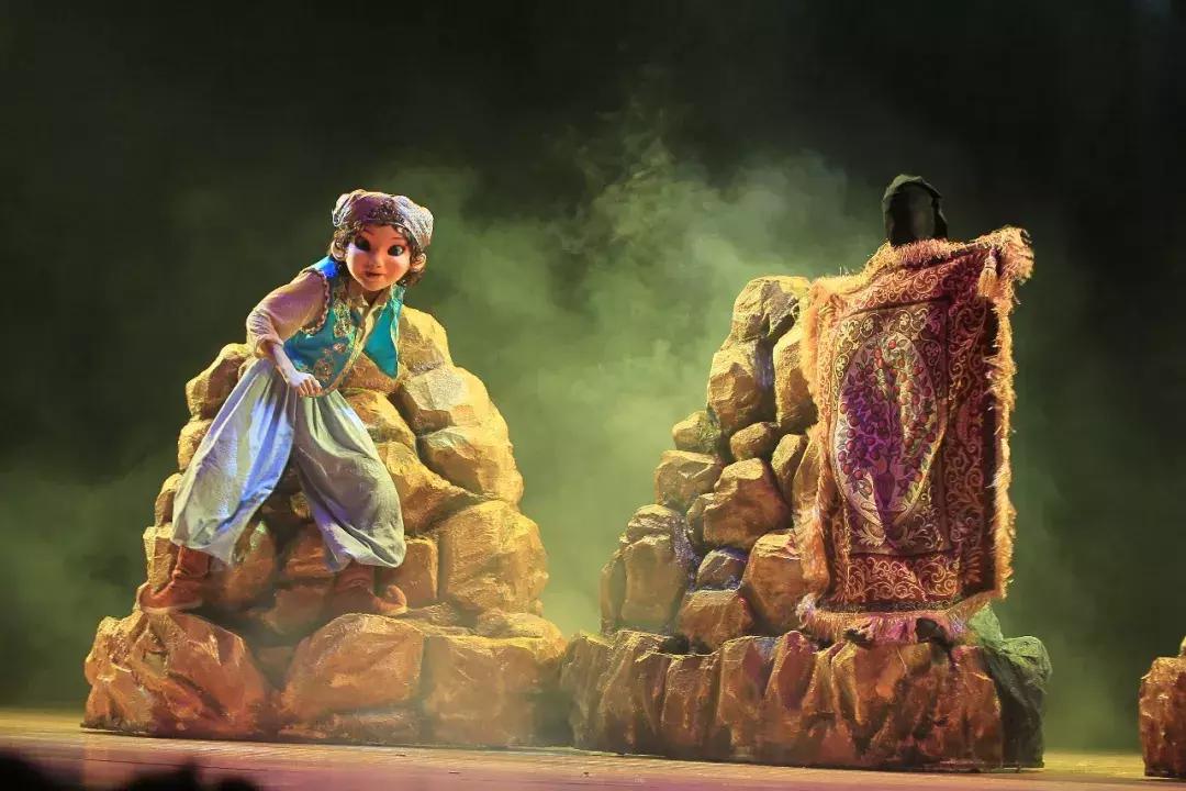 阿拉丁神灯中的飞毯来自于西亚吗,阿拉丁神灯的飞毯是怎么飞起来的