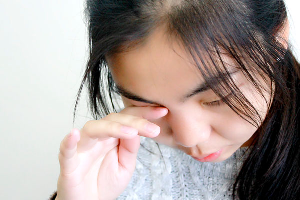 睫毛太长经常掉眼睛里怎么办,睫毛掉眼睛里不取出会不会有影响