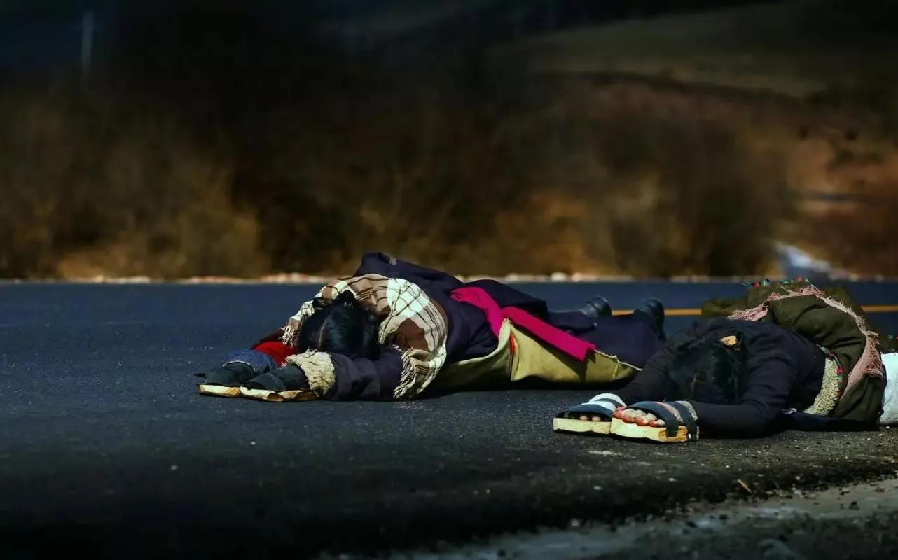 信仰的力量：*藏西**人为什么磕长头