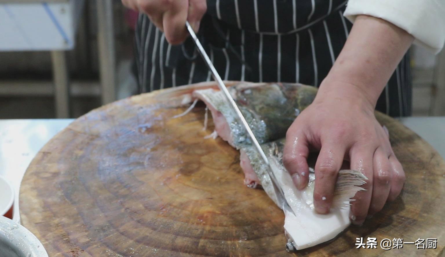 剁椒鱼头简单家常做法教程,剁椒鱼头做法湘菜大师