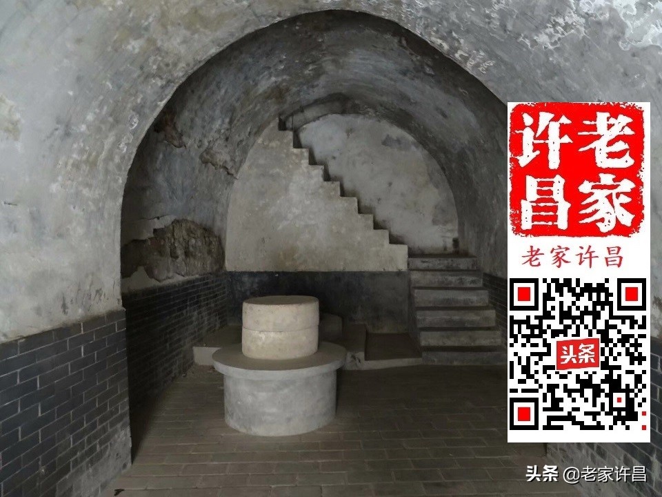 一个人行走在神秘的古建筑里,一个人行走在神秘的古建筑