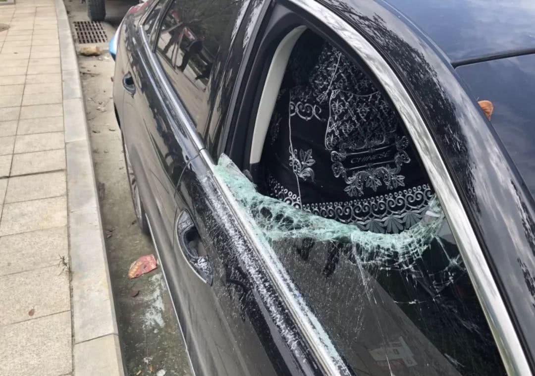 车钥匙锁车里了如何砸玻璃,车钥匙被锁在车里根本不用砸车窗