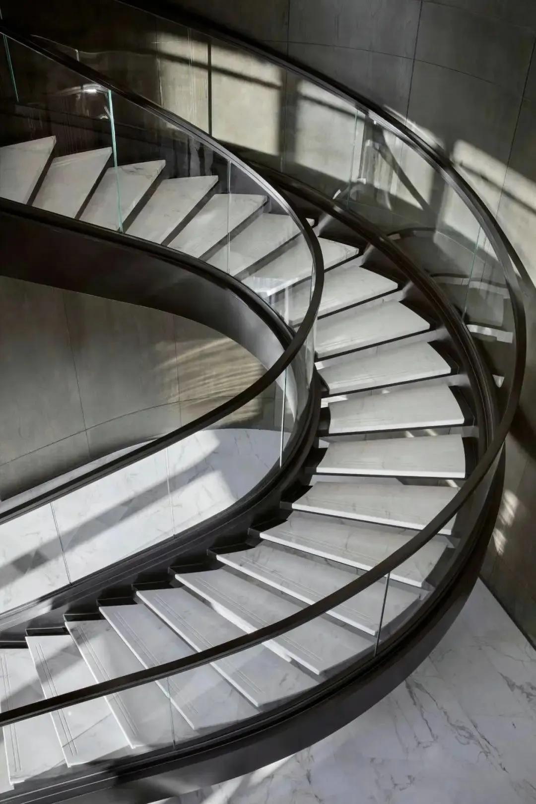 开法拉利拉法、保时捷918和迈凯伦p1的人都住啥样的豪宅？