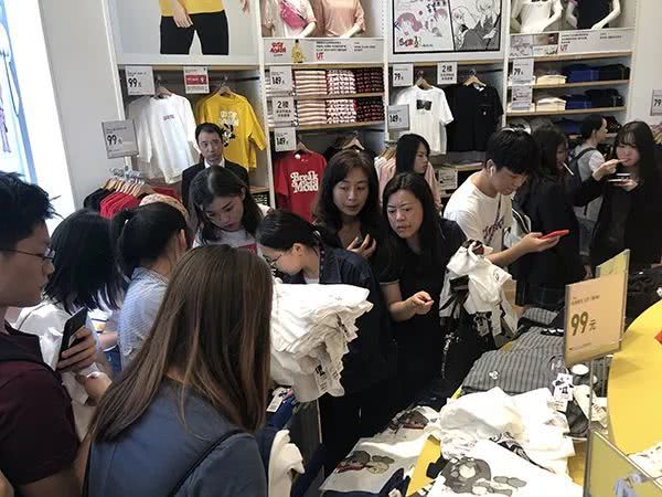 昨天微博、朋友圈都在刷一个视频:一群人疯狂抢衣服