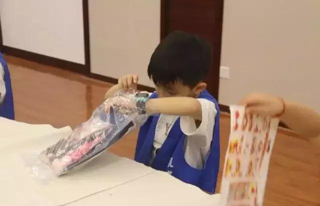 浓墨勾勒漾脸谱,薪火传承构新图