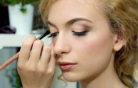 四色珠光眼影带刷子,画眼影的刷子是哪个