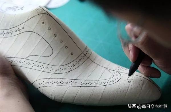 鞋子硬还卡脚?挑选时这几点很重要,穿着舒适时尚还高级